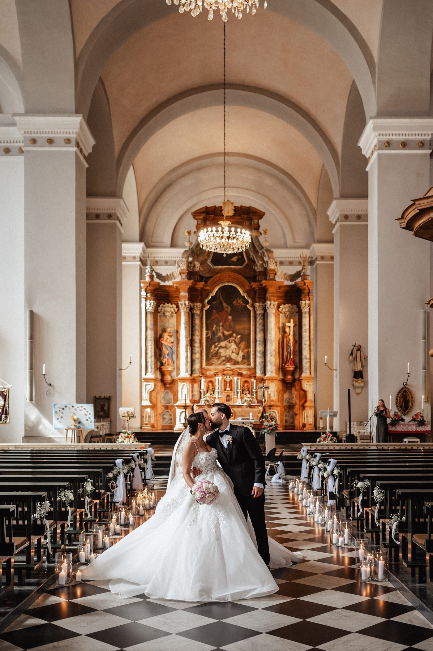 Brautpaar küsst sich nach der kirchlichen Trauung in der St. Laurentius Kirche in Wuppertal