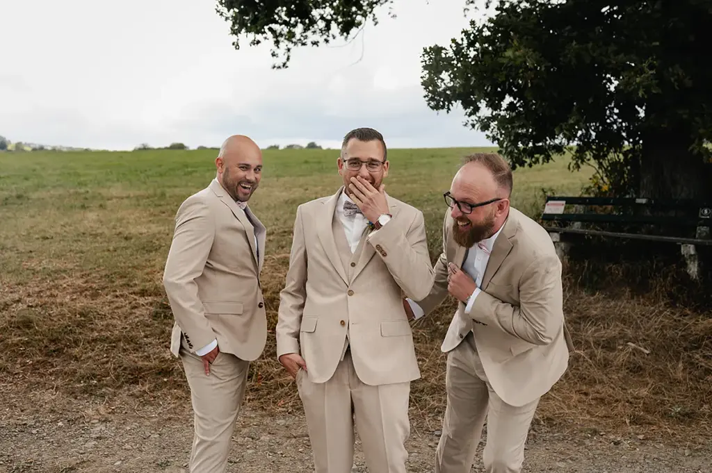 Bräutigam und Trauzeugen lachen draußen vor der Hochzeit – spontaner Moment bei Hagen (NRW).