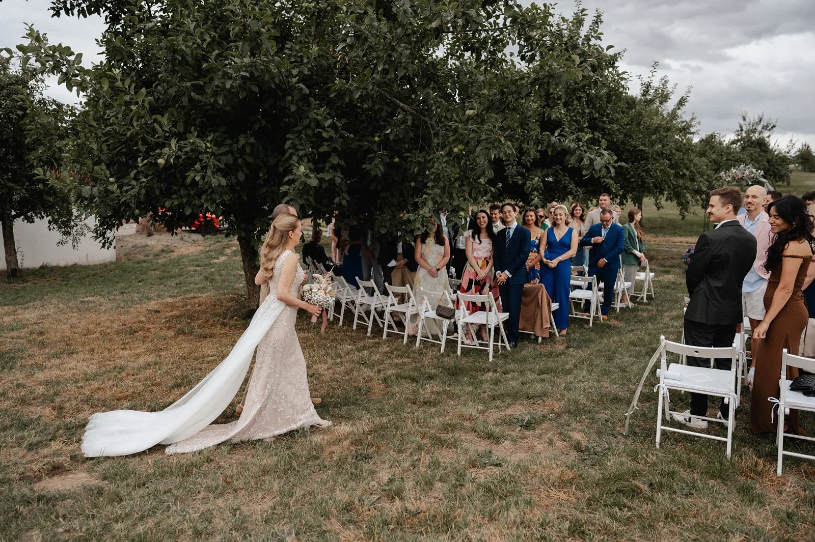 Einzug Braut Freie Trauung Gaeste Obstwiese Spessarthof Aura im Sinngrund Unterfranken Bayern
