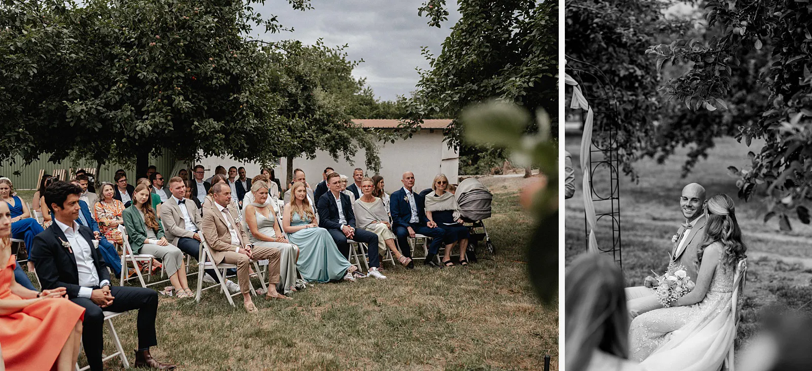 2er-Collage: Gäste sitzen bei der freien Trauung unter Bäumen und das Brautpaar sitzt lächelnd während der Zeremonie (Schwarzweiß) – Spessarthof, Aura im Sinngrund (Main-Spessart, Bayern).