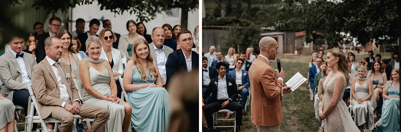 Gäste sitzen bei der freien Trauung in gelassener Atmosphäre im Obstgarten am Spessarthof, während der Bräutigam vor der Braut aus seinem Gelübde vorliest.