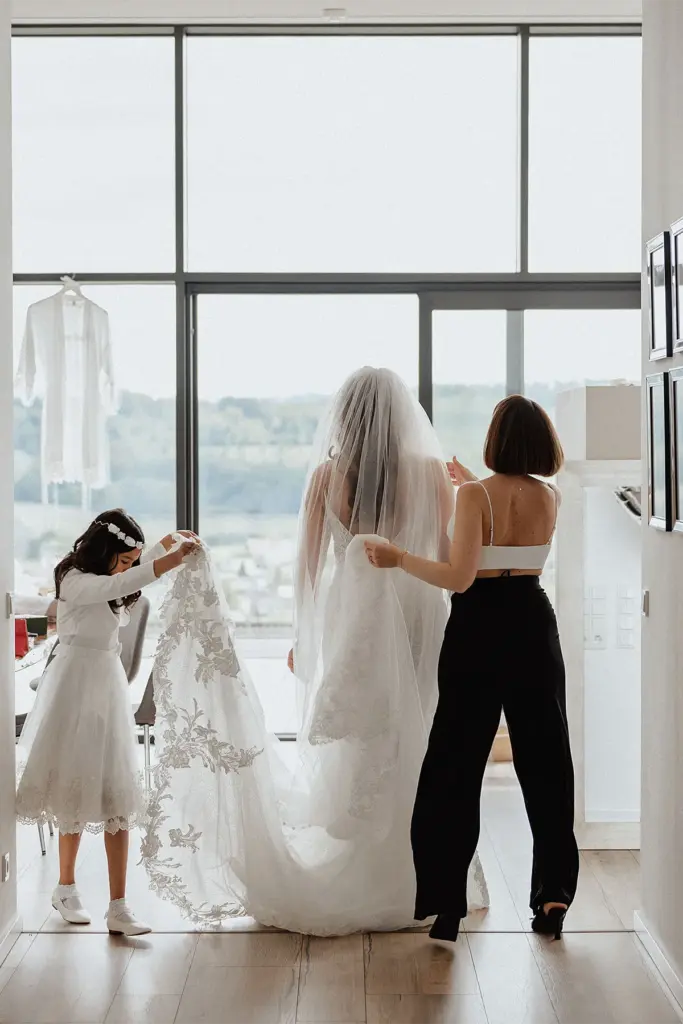 Braut beim Brautkleid anziehen – hochwertige Hochzeitsfotografie in Balve